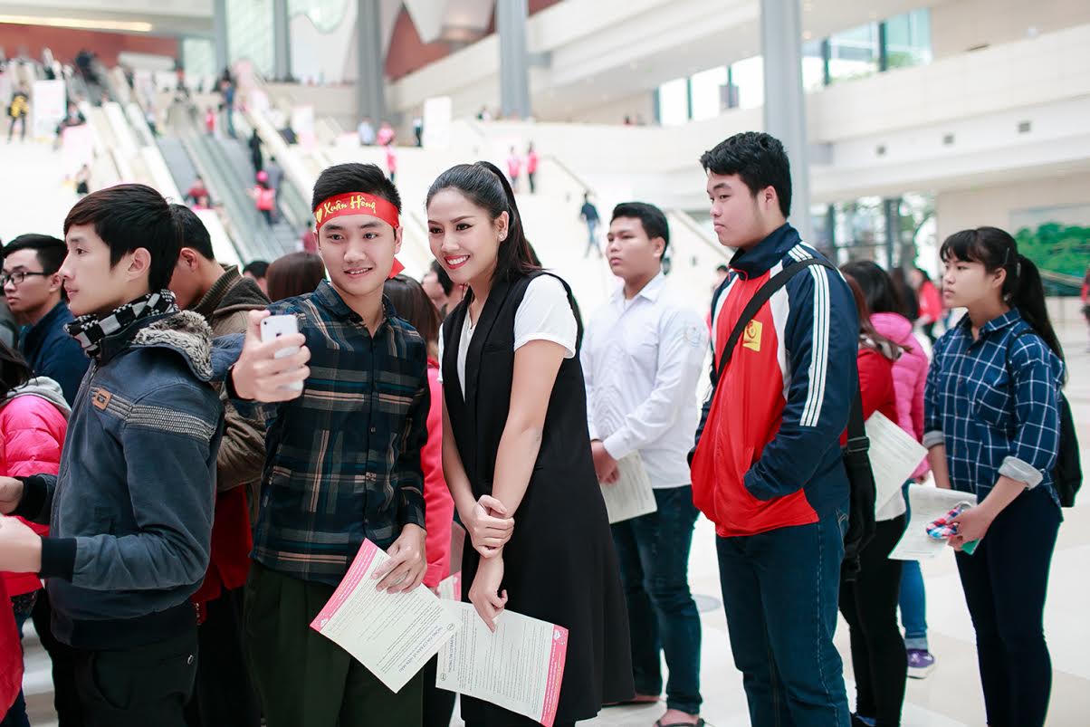 HH biển Nguyễn Thị Loan hạnh phúc khi được hiến máu cứu người